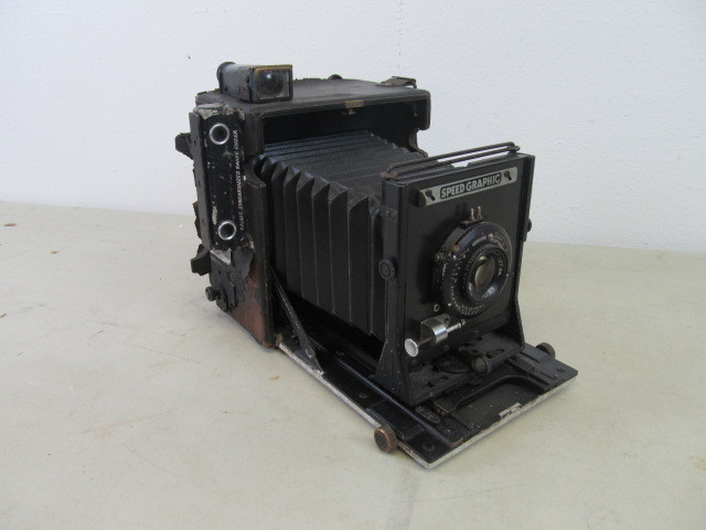 lot 20 image: Antique Graflex Speed Graphic Camera