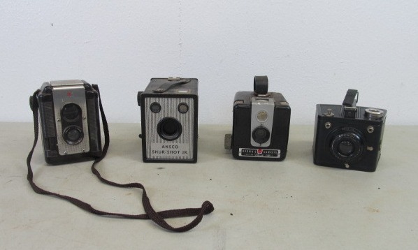 lot 23 image: Lot of 4 Vintage Cameras