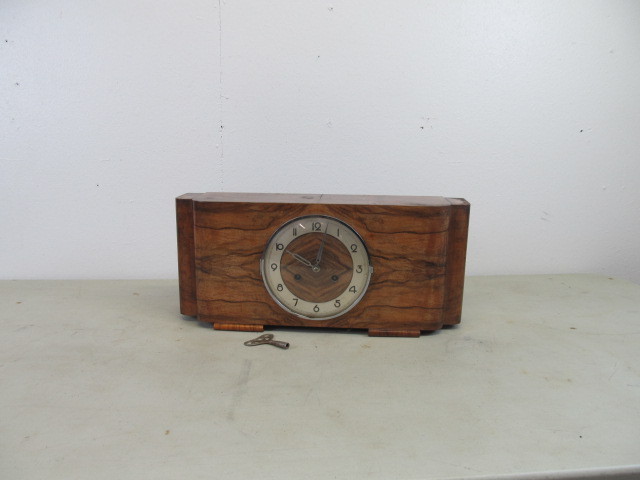 lot 9 image: Vintage Deco Burled Kienzle Mantel Clock wKey