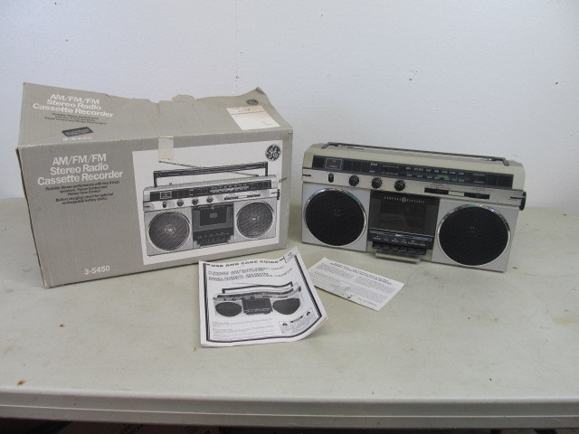 lot 35 image: Mint In Box Vintage GE Boombox