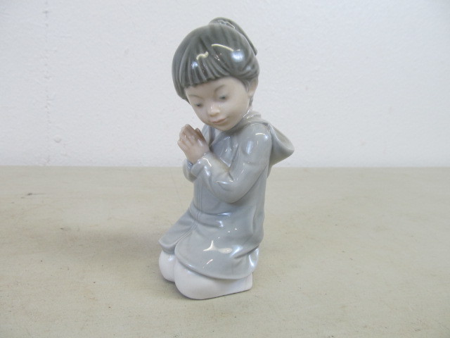 lot 40 image: Lladro NAO Praying Girl