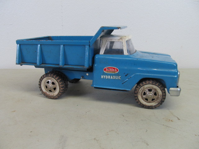lot 49 image: Vintage Tonka Hydraulic Dump Truck