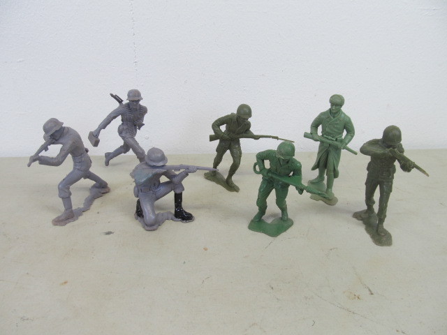 lot 54 image: Large Vintage Marx 6 Toy Soldiers