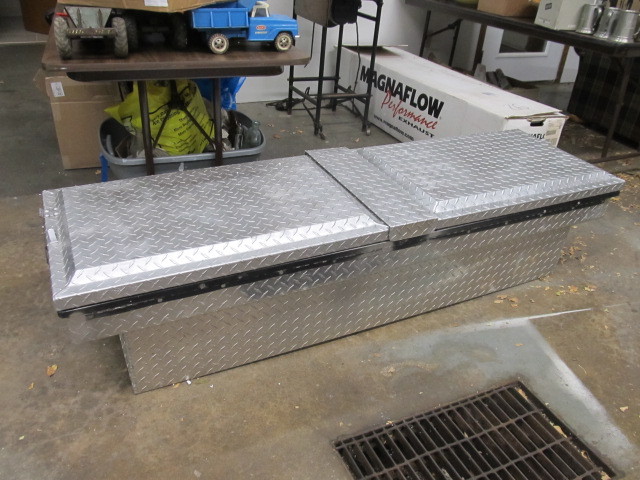 lot 12 image: Heavy Duty Dee Zee Truck Tool Box