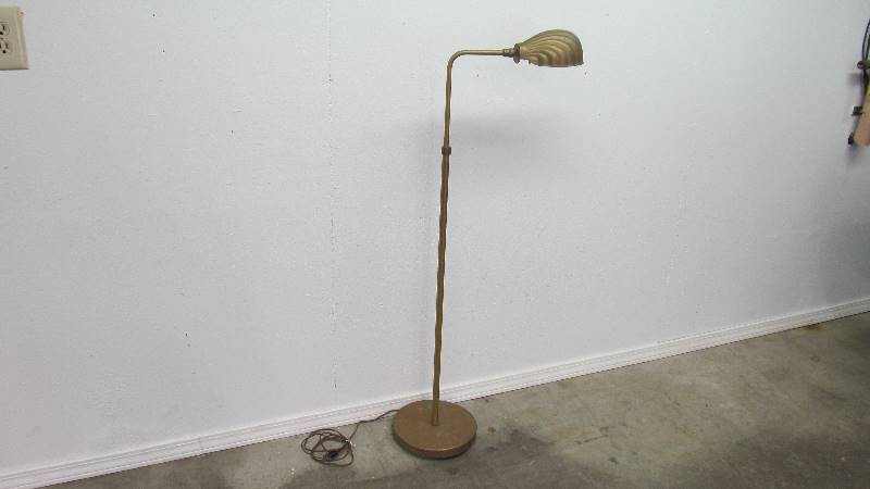 lot 16 image: Vintage Brass Shell Floor Reading Lamp
