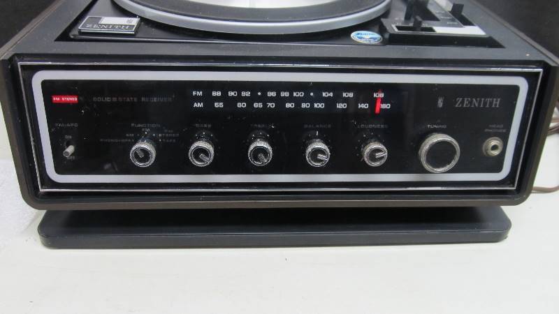 lot 19 image: Vintage Zenith J584W Turntable & Radio wSpeakers