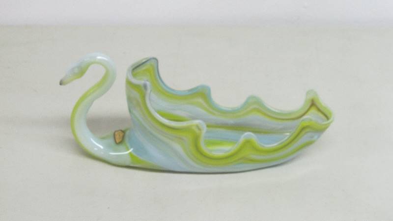 lot 87 image: Vintage Old Hickory Swirled Glass Swam Basket
