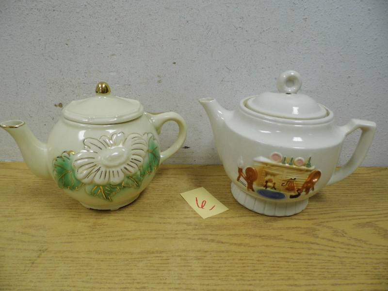 lot 6 image: 2 Tea Pots
