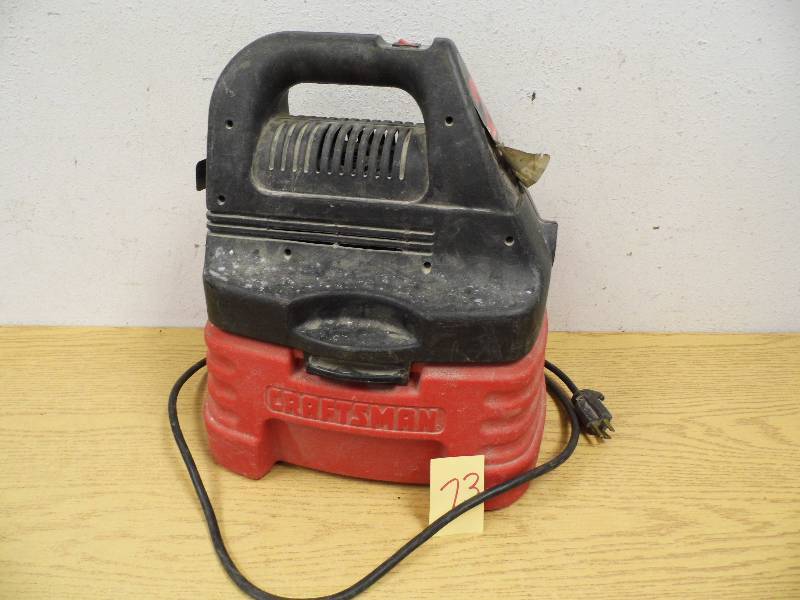 lot 73 image: Caraftsman 2 Gallon WetDry Vac