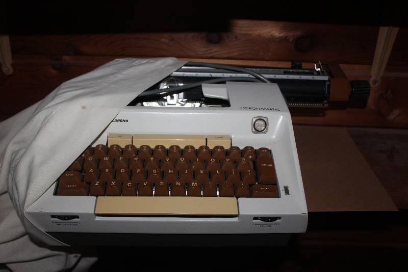 Smith-Corona Coronamatic Typewriter w Cover
