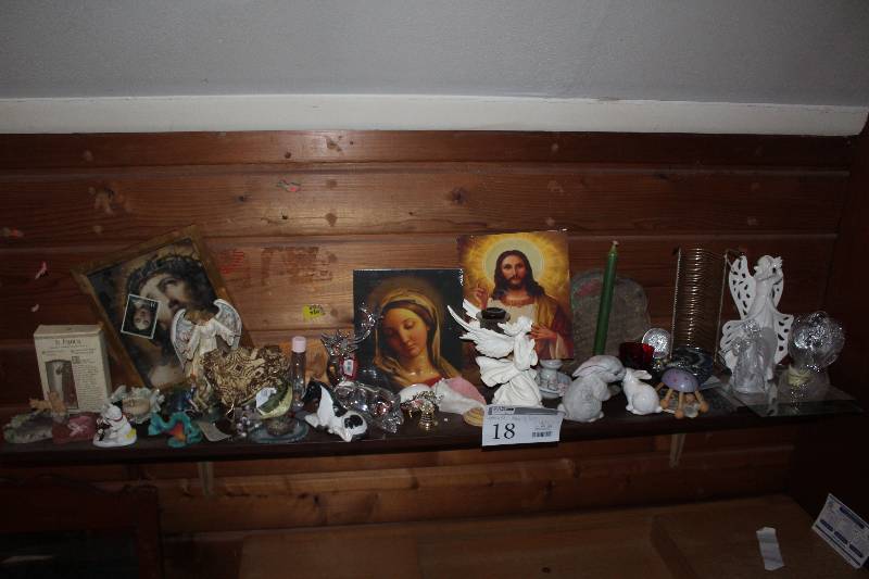 Shelf Lot of Table & Wall Decorations