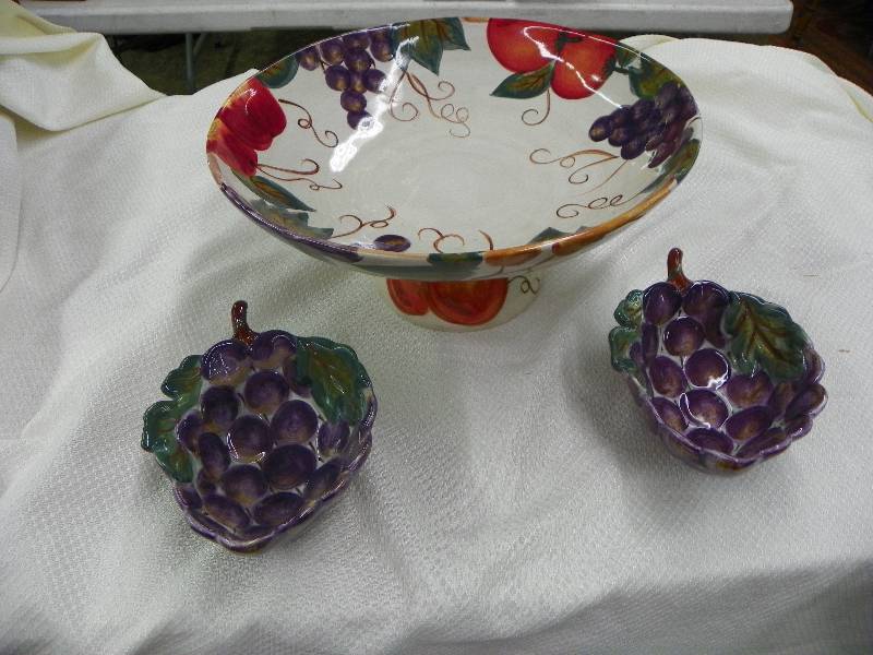 lot 232 image: Large Fruit Bowl With Two Smaller Grape Bowls