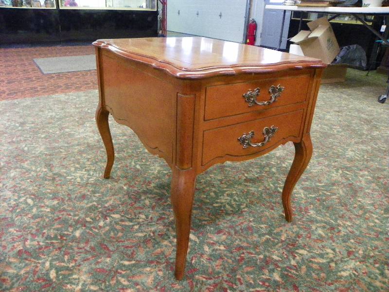 lot 249 image: Hammary Night Stand  Side Table, 25 x 20 x22