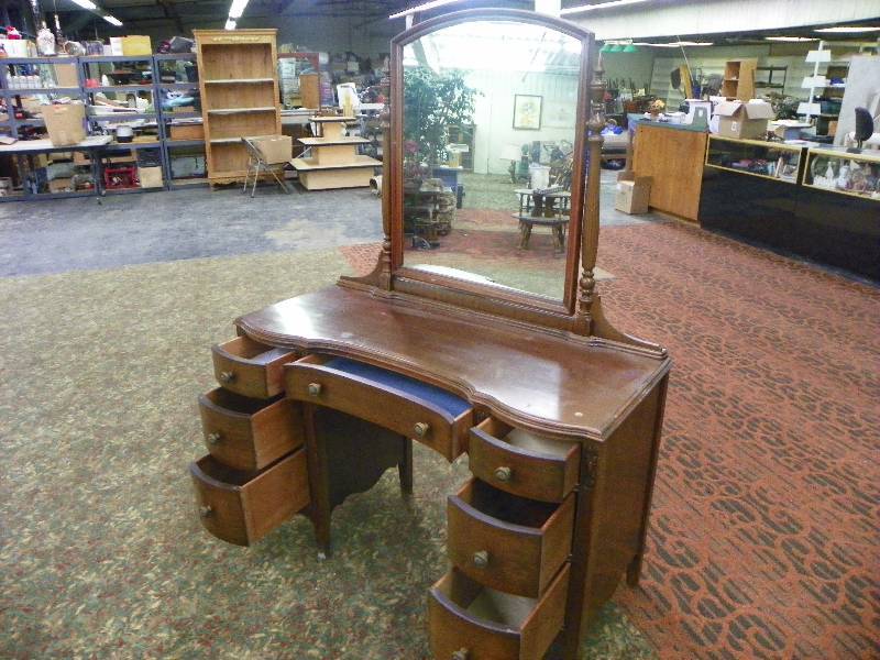 lot 264 image: Vintage Vanity Dresser With Mirror