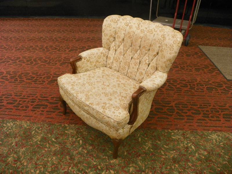 lot 265 image: Made In The USA Vintage Stuffed Arm Chair