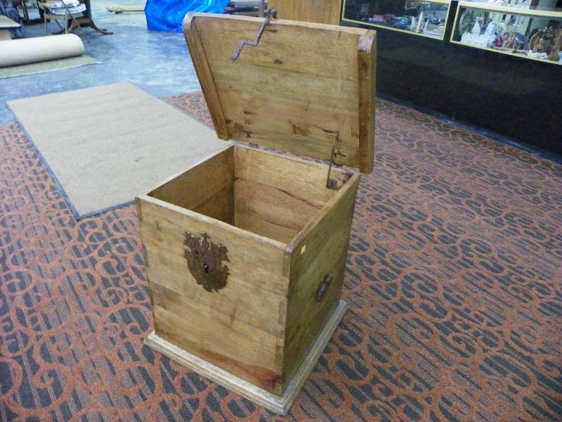 lot 279 image: Small Wood Chest, 21.5 x 23.5 x18.5