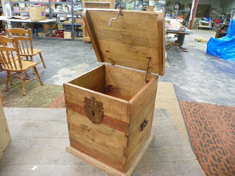 lot 280 image: Small Wooden Chest, 21.5 x 23.5 x18.5
