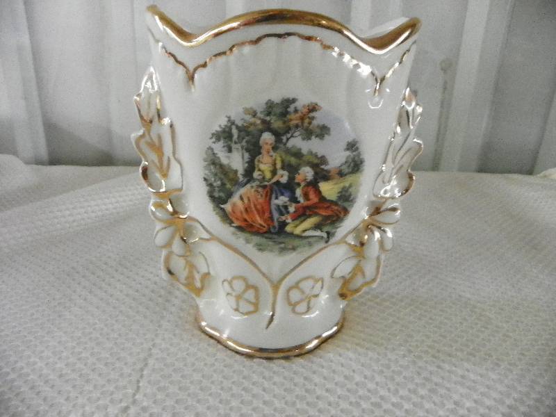 lot 286 image: Vintage Decorative Vase with gold trim