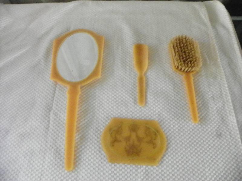 lot 221 image: Vintage Hair Brush, Handheld Mirror, Shoe Horn And Lid