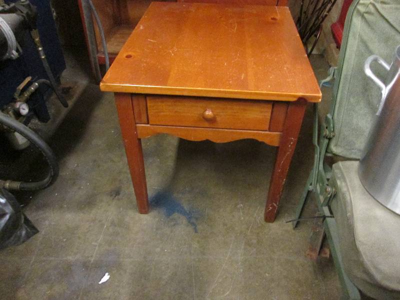 lot 71 image: Wood endlamp table...