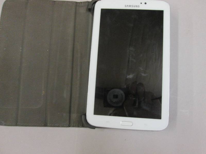 lot 100 image: Samsung Tablet with cover, no charg...