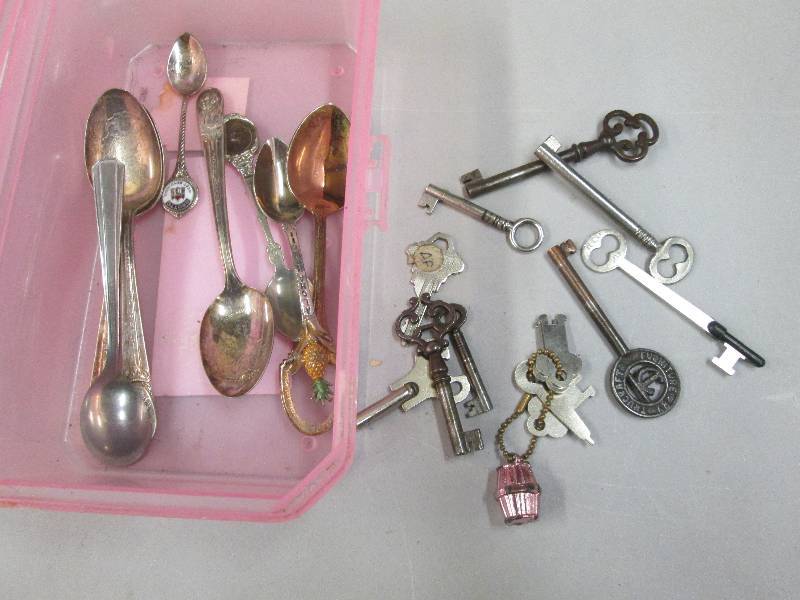 lot 102 image: Collectible spoons & skeleton keys ...