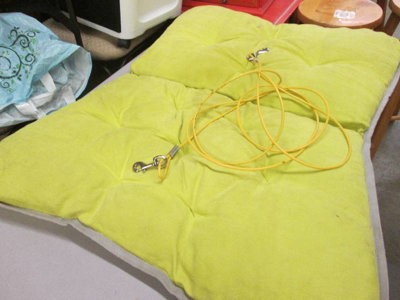 lot 105 image: Dog Bed & Lease...