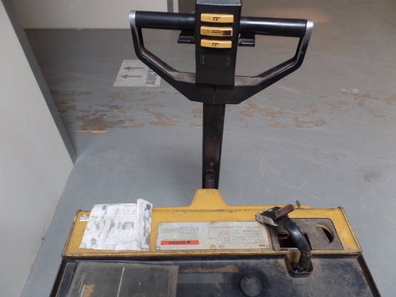 lot 603 image: Yale Electric Pallet Jack