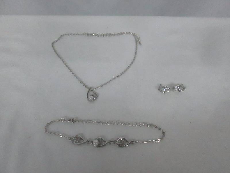 lot 97 image: Pearl & CZ Accent Jewelry Set