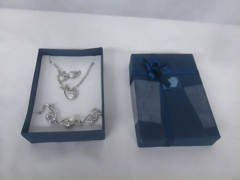 lot 96 image: Pearl & CZ Accent Jewelry Set