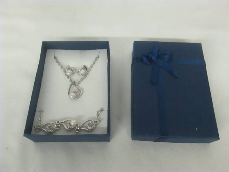 lot 95 image: Pearl & CZ Accent Jewelry Set