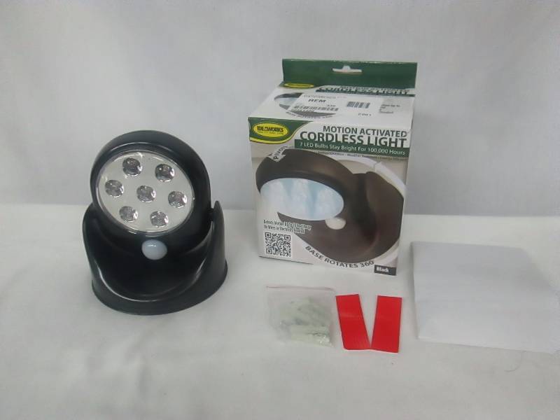 lot 66 image: Ideaworks Motion-Activated Light - Black