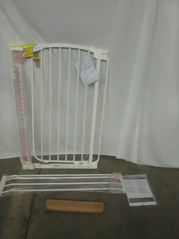lot 54 image: Dreambaby Chelsea 39.5 Tall Gate with 2 Extensions - White