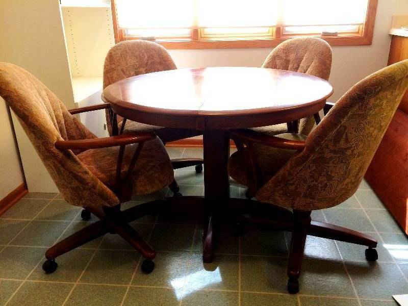 lot 92 image: Fantastic Chromcraft Cherry Dinette Dining Room Kitchen Table With 4 Lovely Fabric Chairs - Very Little Wear To Tabletop - Chairs Amazing Condition - Like New EXTRA LEAF TOO