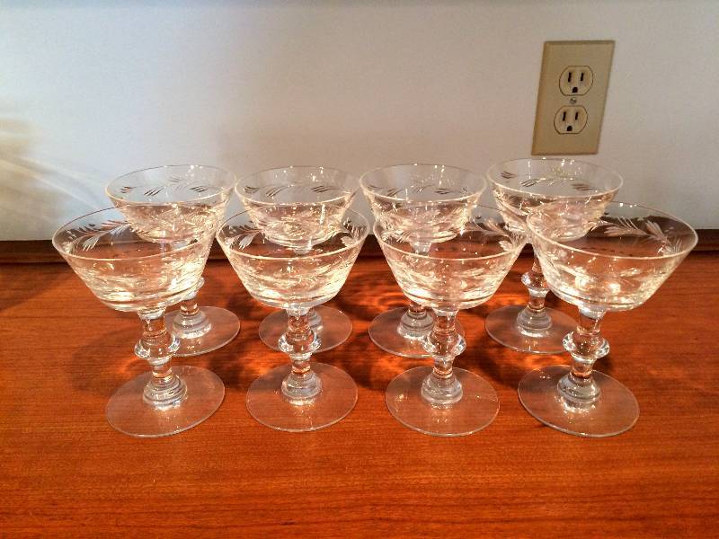 lot 80 image: 8 GORGEOUS ETCHED CRYSTAL WINE GLASSES - NO CHIPS