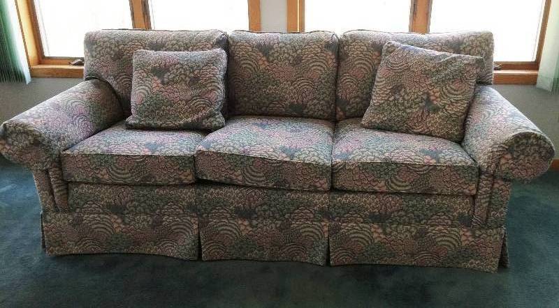 lot 93 image: RETAILS NEW $5000 GORGEOUS HIGH QUALITY VANGUARD FURNITUR CUSTOM BLUE PATTERN FABRIC SOFA COUCH - EXCELLENT CONDITION
