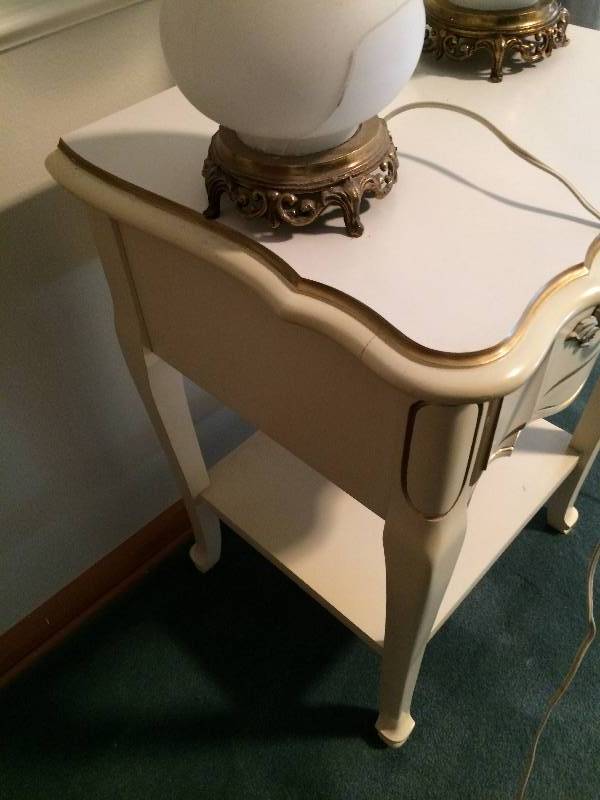 lot 95 image: Quality Dixie Furniture Gorgeous French Provencial White Gold 1 Drawer Night Stand End Table - Excellent Condition