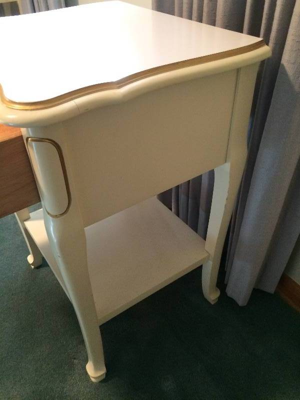 lot 96 image: Quality Dixie Furniture Gorgeous French Provencial White Gold 1 Drawer Night Stand End Table - Excellent Condition