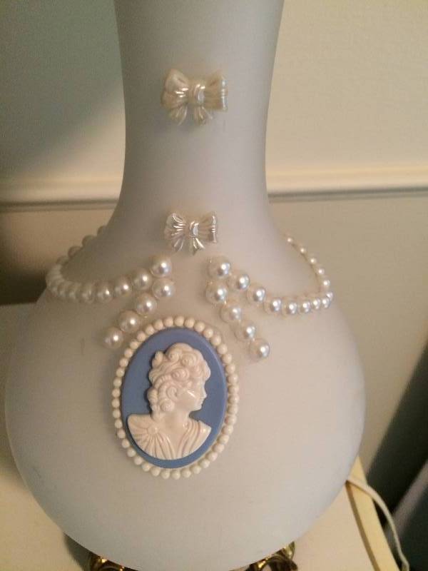 lot 94 image: Stunning Pair Fancy French Boudior Parlor Cameo Lamps With Beatiful Shades - One of the lamps needs repair,,,please pictures