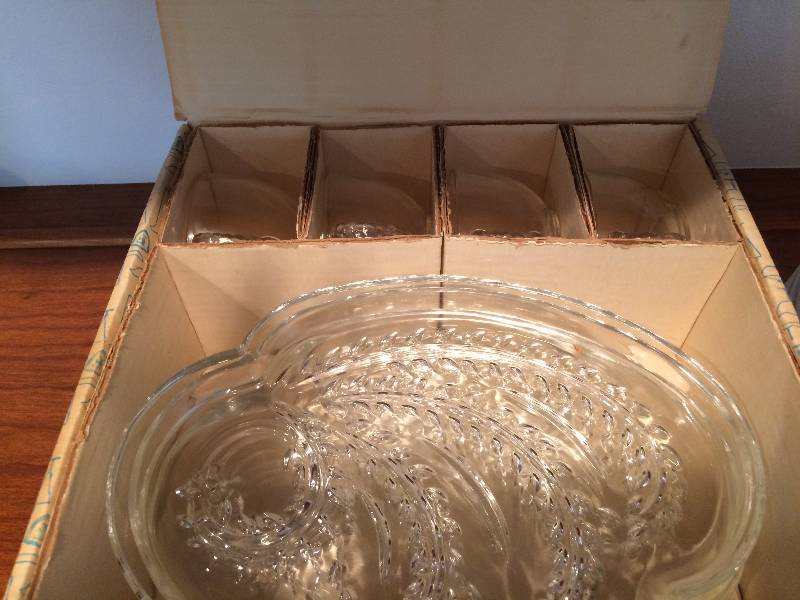 lot 79 image: 2 - 8 PEICE SETS FEDERAL GLASS WHEAT PATTERN HOSPITALITY SNACK SETS - NO CHIPS  LOT WHEAT GLASS SALAD DESSERT PLATES