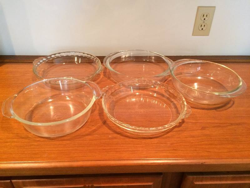 lot 81 image: 5 GLASS PYREX BOWLS & PIE PLATES - EXCELLENT CONDITION