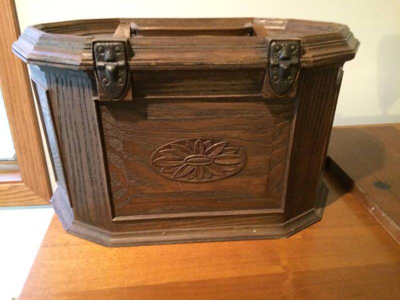 lot 14 image: VINTAGE RETRO LERNER SEWING BOX LARGE BROWN FAUX WOOD PLASTIC STORAGE TRAY WITH CLEAR LINERS & THREAD