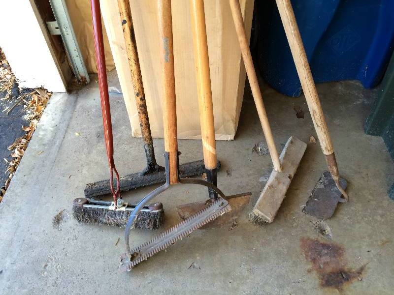 lot 50 image: 6 Outdoor Tools