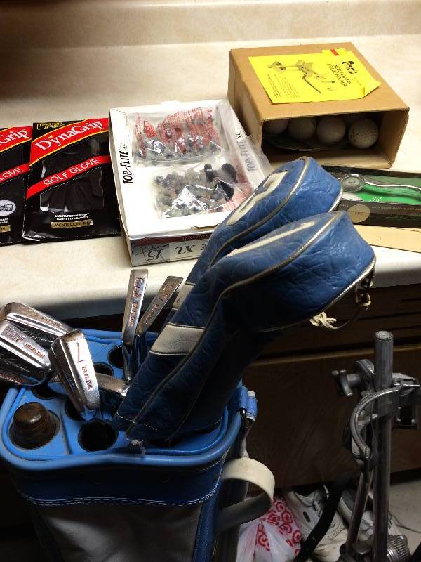 lot 53 image: Vintage Blue Bag Golf Clubs and All Assesories in Pictures