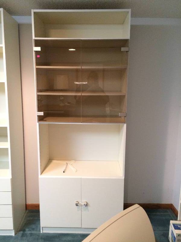 lot 38 image: WoW Mid Century Modern Smoked Glass Doors Retro Tall Modular 5 Shelf Shelving Unit White Bookcase 80t x 31w Excellent Condition