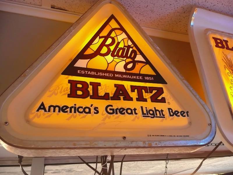 lot 10 image: Vintage 1980 Blatz light - works - very cool