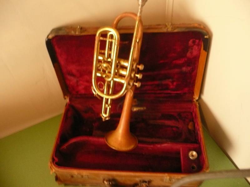 lot 19 image: BUESCHER TRUE TONE ELKHART IND. U.S.A - WAR YEAR TRUMPET - VERY ORNATE CARVING