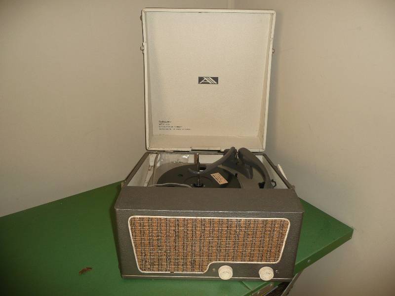 lot 22 image: VINTAGE AMBASSADOR RECORD PLAYER MODEL 624 - GOOD CONDITION