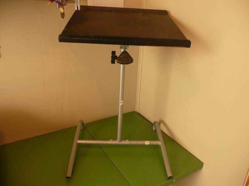 lot 23 image: ADJUSTABLE MUSIC STAND