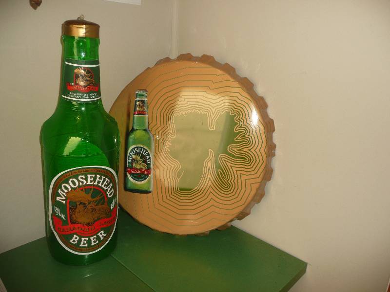 lot 26 image: MOOSEHEAD BEER GROUP - BOTTLE CAP TIN (RARE)& BOTTLE